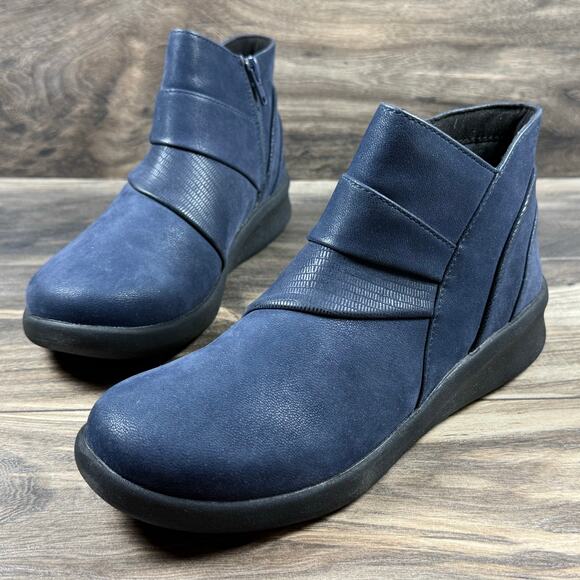 NIB Clarks Cloudsteppers Sillian 2.0 Rise 7M Navy Comfort Booties Ankle Boots - Picture 3 of 10